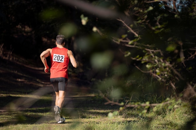 Sportlicher Mann, der an einem Langlauf teilnimmt