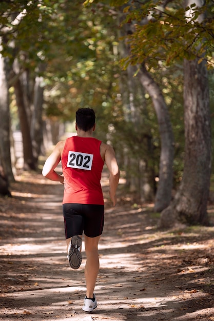 Kostenloses Foto sportlicher mann, der an einem langlauf teilnimmt