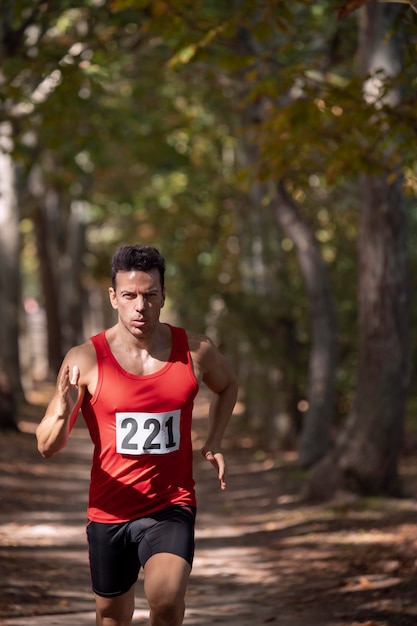 Sportlicher Mann, der an einem Langlauf teilnimmt