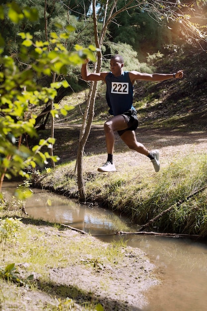 Sportlicher Mann, der an einem Langlauf teilnimmt