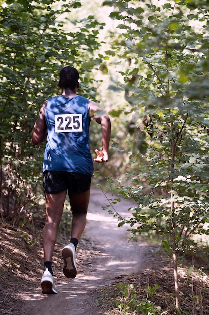 Sportlicher Mann, der an einem Langlauf teilnimmt