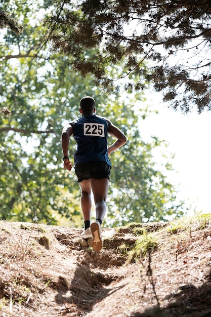 Kostenloses Foto sportlicher mann, der an einem langlauf teilnimmt