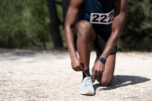 Sportlicher Mann, der an einem Langlauf teilnimmt