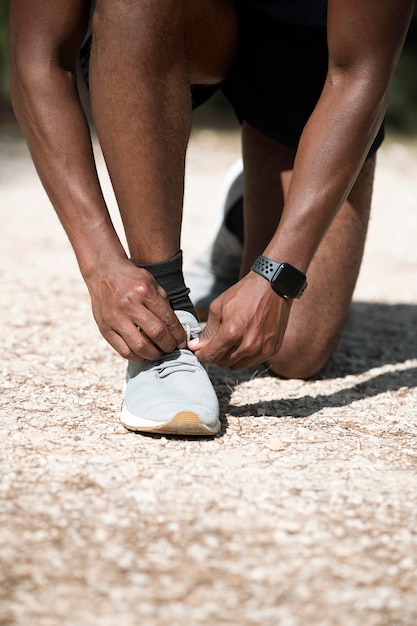 Sportlicher Mann, der an einem Langlauf teilnimmt