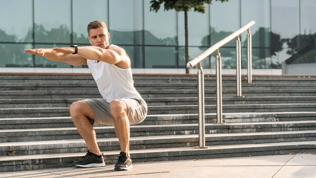 Sportlicher Mann, der draußen trainiert