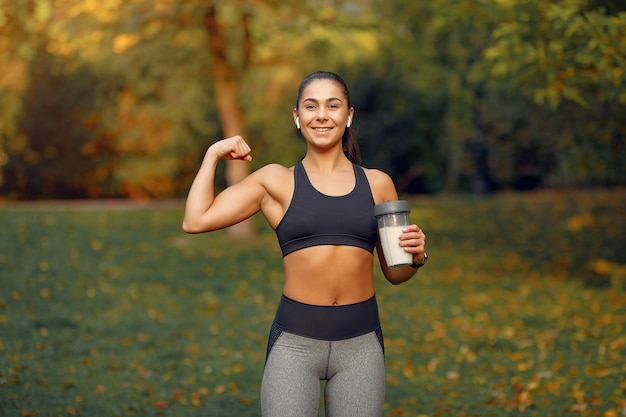 Sportmädchen in einem schwarzen Spitzentraining in einem Herbstpark