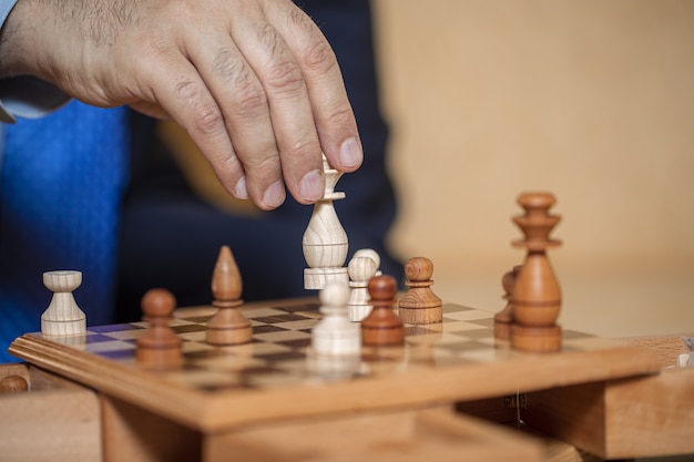 Sportspieler, der Schach aus Holz spielt