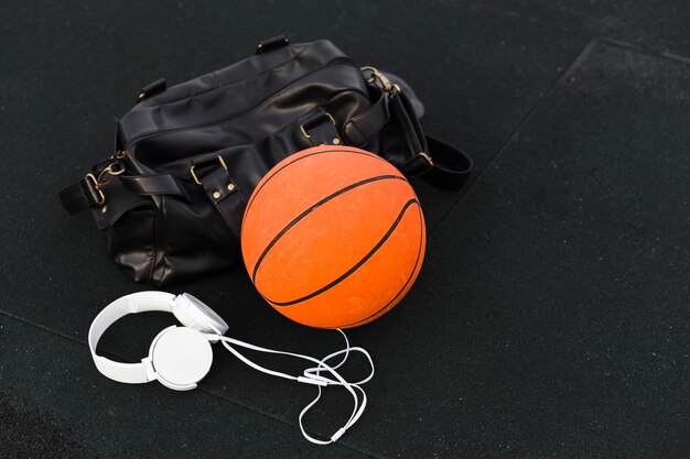 Sporttasche und Basketball