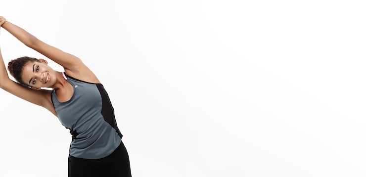 Kostenlose Foto sporttraining lifestyle und fitnesskonzept porträt der schönen glücklichen afroamerikanerin str