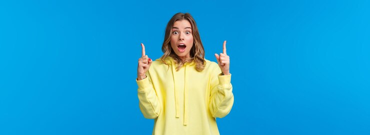 Kostenlose Foto sprachlos beeindruckte junge kaukasische frau, die mit gesenktem kiefer auf die kamera starrte und erstaunt po keuchte