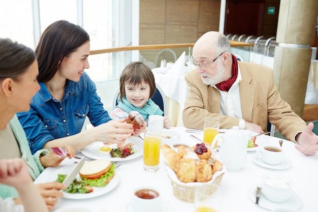 Sprechen Sie beim Frühstück