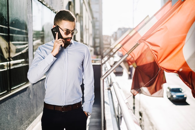 Sprechentelefon des Geschäftsmannes auf Balkon