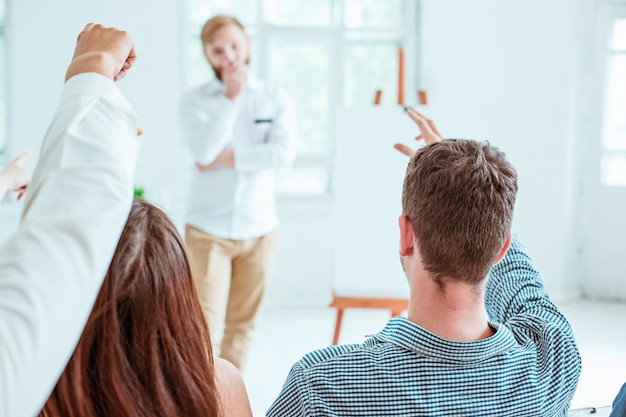 Sprecher beim Geschäftstreffen im Konferenzsaal.