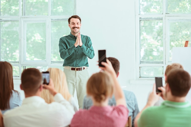 Sprecher beim Geschäftstreffen im Konferenzsaal.