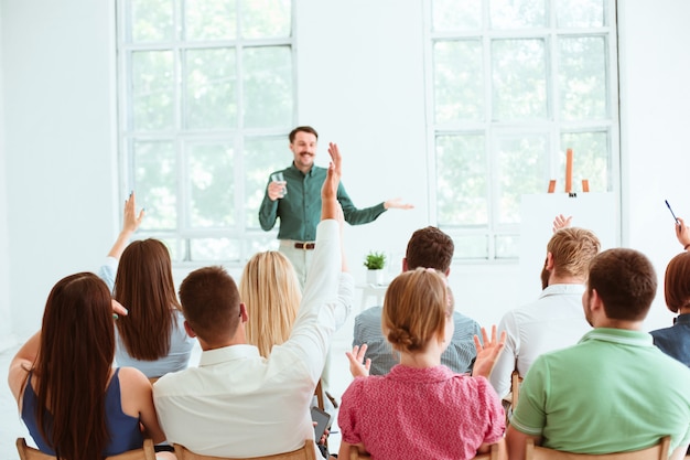 Sprecher beim Geschäftstreffen im Konferenzsaal.