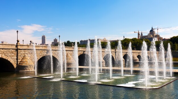 Springbrunnen und Brücke über Manzanares-Fluss