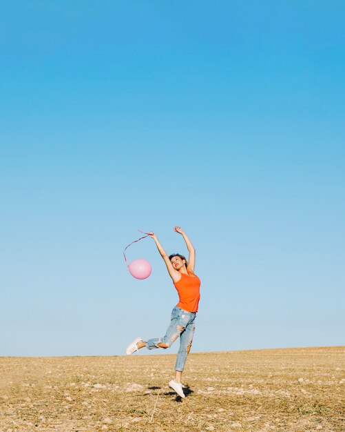 Springende Frau mit Ballon