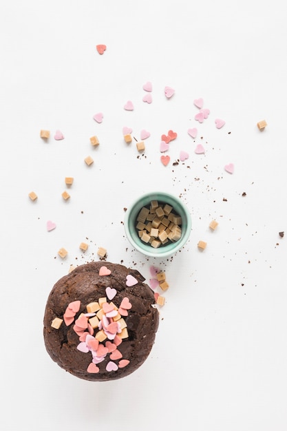 Sprinkles auf brauner Kuchenschokolade über weißem Hintergrund