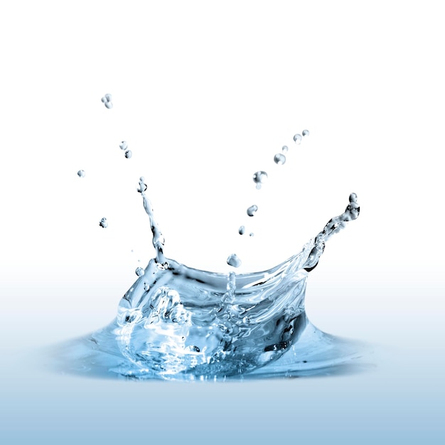 Spritzwasser auf blauem Hintergrund