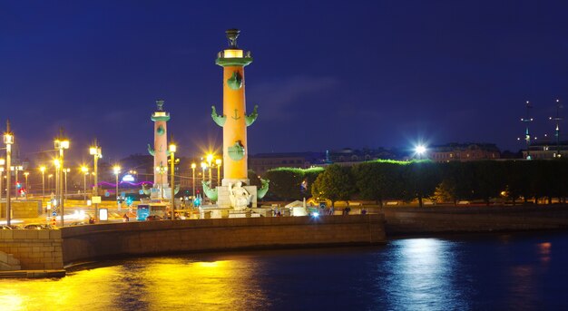 Spucken von Vasilyevsky Island in der Nacht