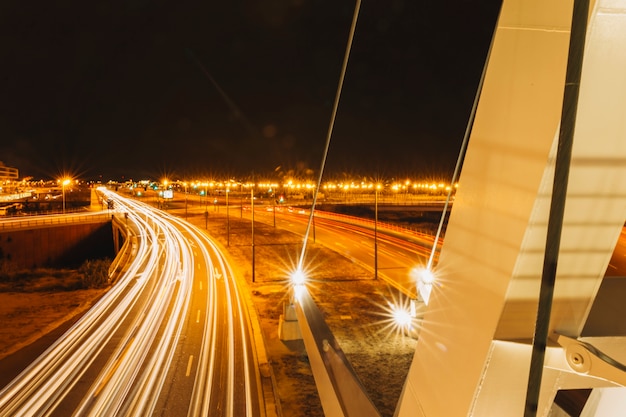 Kostenloses Foto spuren des lichts auf der straße