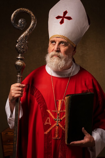 Kostenloses Foto st. nikolaus, der buchvorderansicht hält