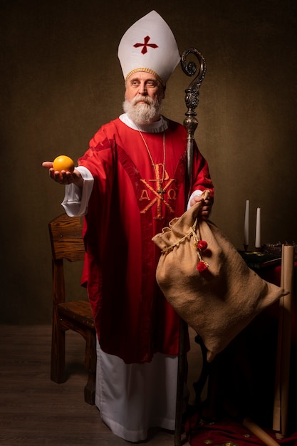 Kostenloses Foto st. nikolaus, der stockvorderansicht hält