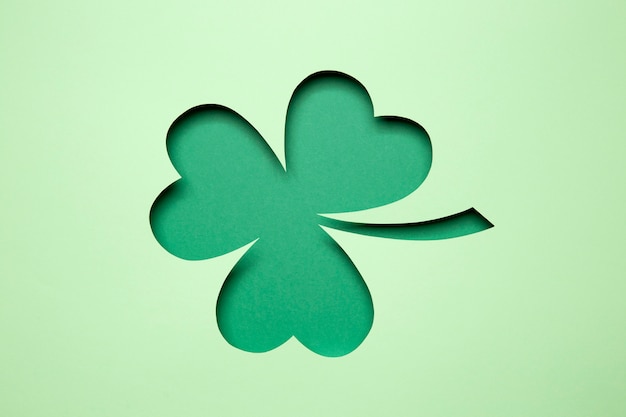 St. Patrick's Day Konzept mit Kleeblatt flach gelegt