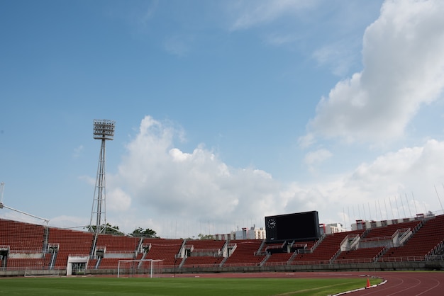 Kostenloses Foto stadionhintergrund mit einer neigung des grünen grases tagsüber