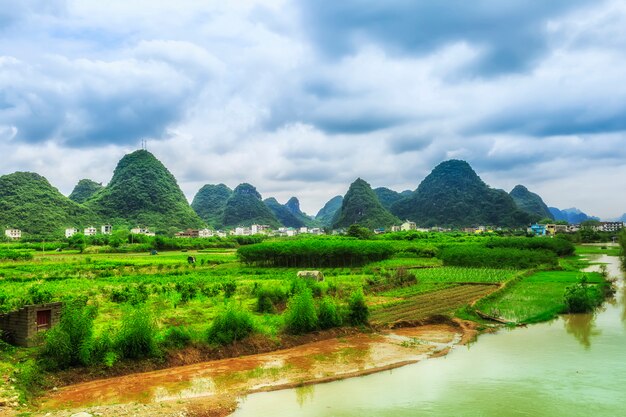 Stadt asiatischen Land Fluss grünen Rafting