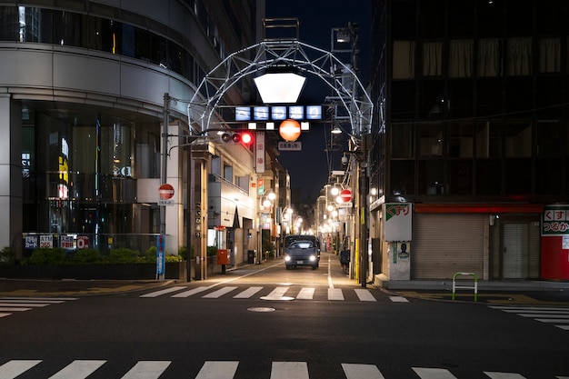 Stadt bei Nacht mit Architektur und lebendigen Lichtern