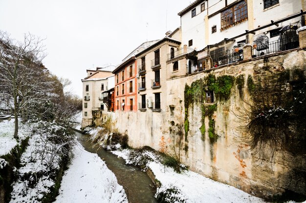 Stadt Fluss im Winter