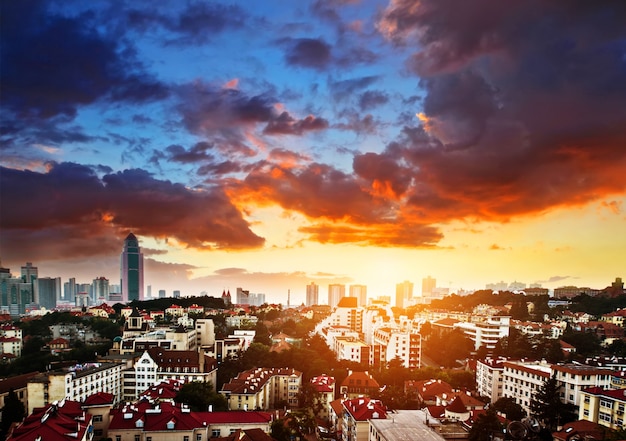 Stadt mit wolken bei sonnenuntergang