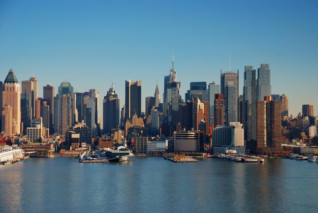 STADT-SKYLINE MIT MODERNER ARCHITEKTUR