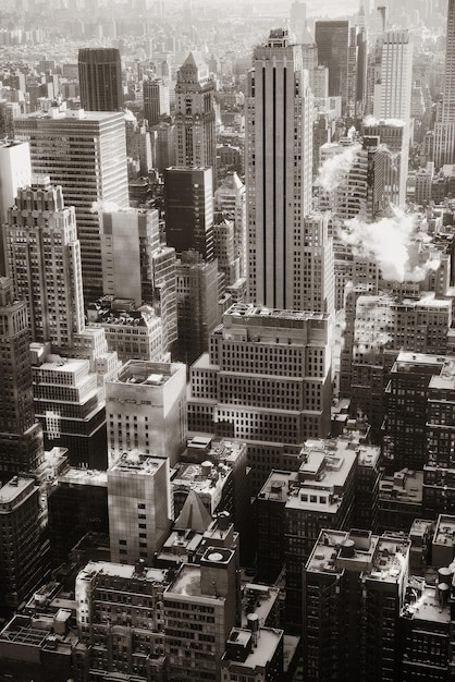 Kostenloses Foto stadtansicht der new yorker wolkenkratzer auf dem dach.