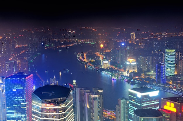 Kostenloses Foto stadtarchitektur shanghais über huangpu-fluss nachts