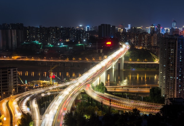 Stadtaustausch Überführung in der Nacht mit lila Licht zeigen in chong qing