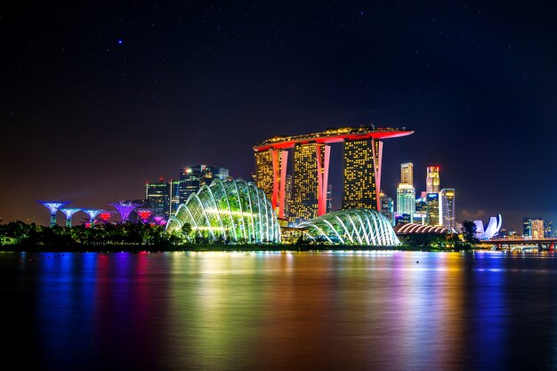 Stadtbild bei Nacht in Singapur.