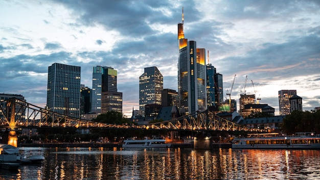 Stadtbild der Frankfurter Innenstadt bei Sonnenuntergang Deutschland