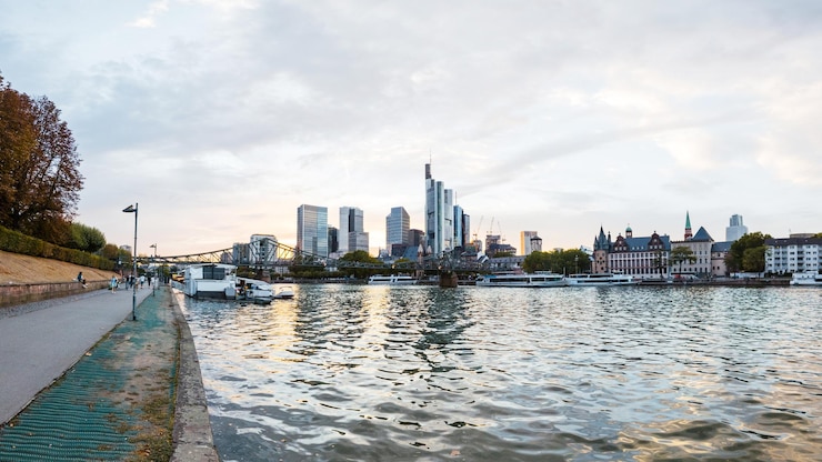 Kostenlose Foto stadtbild der frankfurter innenstadt bei sonnenuntergang deutschland