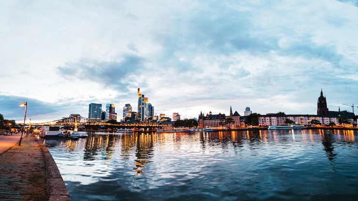Kostenlose Foto stadtbild der frankfurter innenstadt bei sonnenuntergang deutschland
