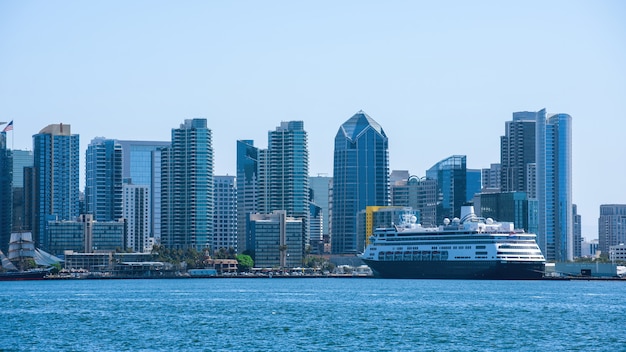 Stadtbild der Innenstadt von San Diego und Seehafen