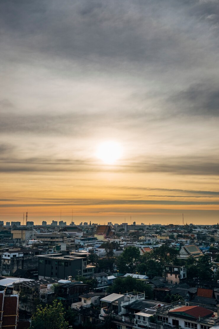 Kostenlose Foto stadtbild im sonnenuntergang und im skyin bangkok thailand