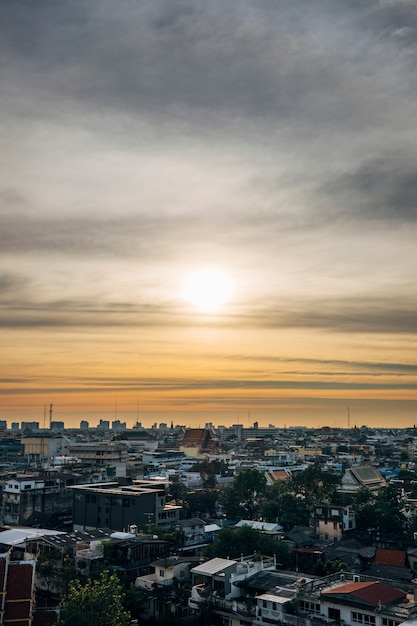 Stadtbild im Sonnenuntergang und im skyin Bangkok Thailand