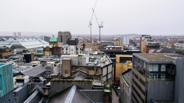 Stadtbild von Glasgow Vereinigtes Königreich Dächer mehrerer alter Wohn- und moderner Gebäude bewölkt