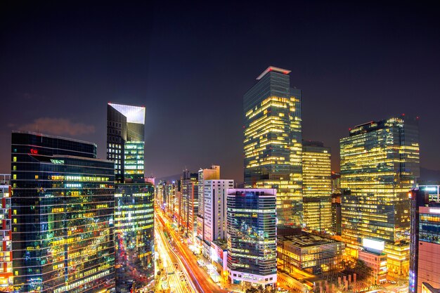 Stadtbild von Südkorea. Der Nachtverkehr beschleunigt durch eine Kreuzung im südkoreanischen Stadtteil Gangnam in Seoul
