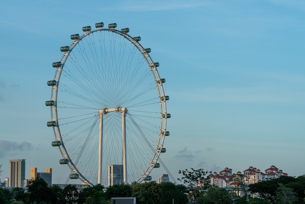 Stadtbildansicht von Singapur und vom Singapur-Flieger gegen einen blauen Himmel