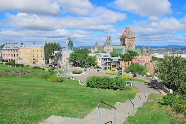 Stadtbildpanorama von Quebec City mit Wolken, blauem Himmel und historischen Gebäuden.
