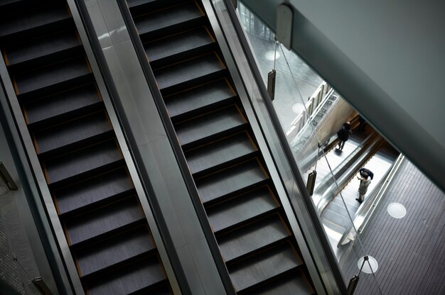 Stadtlandschaft der Stadt Tokio mit Rolltreppen