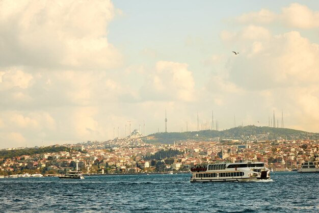 Stadtlandschaft Meer mit einem Schiff und einem schönen Himmel mit einer fliegenden Möwe in Istanbul Türkei